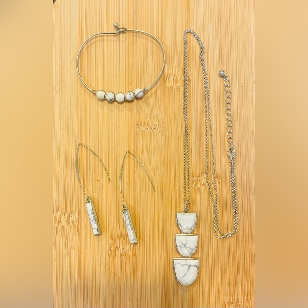 Gold-tone and "marble" Jewelry Set - necklace, earrings, bracelet